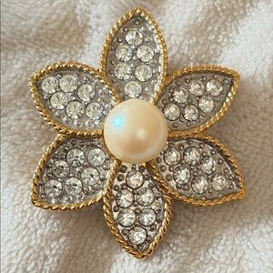 🌼Butler Signed Vintage Gold Pearl & Rhinestone Flower Brooch Pin 80s